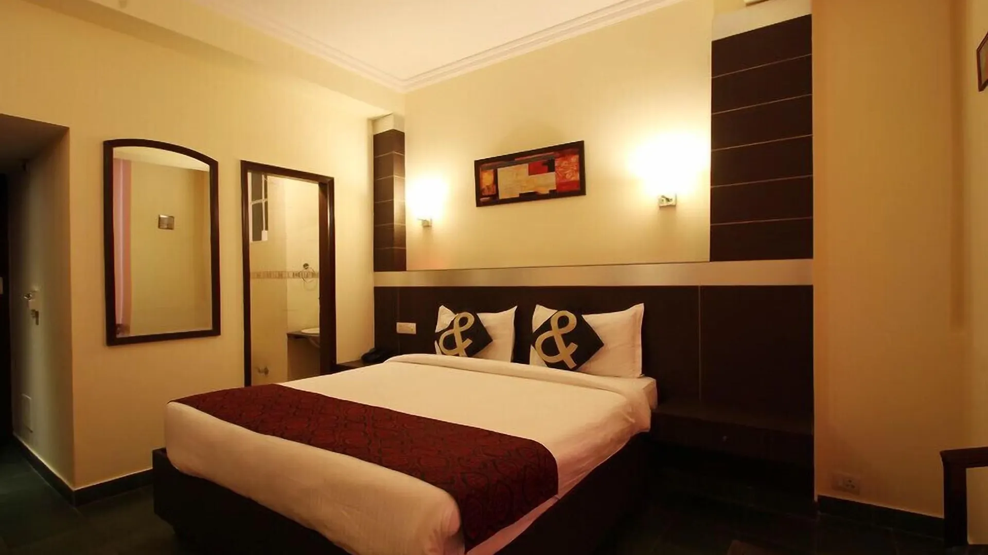 Hotel The Crest Inn Delhi