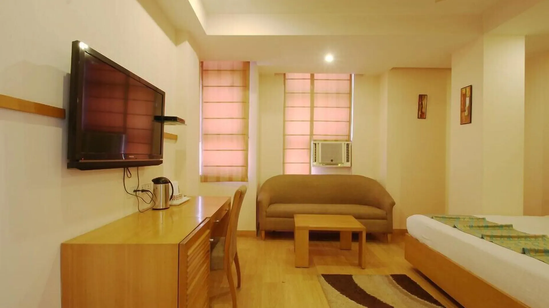 The Crest Inn Delhi  Hotel